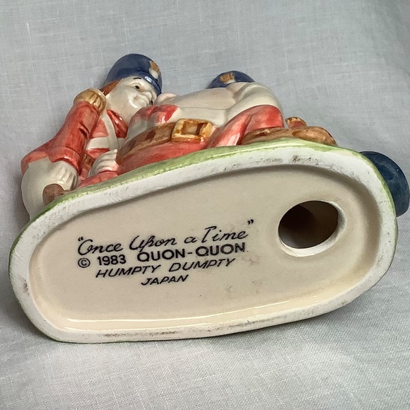 Humpty Dumpty porcelain figure by Quon Quon. “Once Upon A Time” - Picture 4 of 4